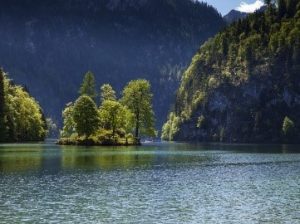 Copyright by Marika Hildebrand, Titel Insel Christlieger am Königssee http://www.koenigssee.com/wcms/binary/Server.dll?ccImageSizer?File=internal.3935&maxWidth=800&maxHeight=600.jpg