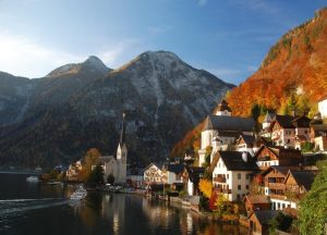 Titel Indian summer in Hallstatt: Your holiday place in Austria - © Kraft http://cdn.hallstatt.net/assets/Hallstatt/Artikel/ueber-hallstatt/weltkulturerbe/weltkulturerbe/weltkulturerbe-hallstatt-dachstein-salzkammergut/_resampled/WebsitePicture-hallstatt-hauptansicht-herbst-01.jpg